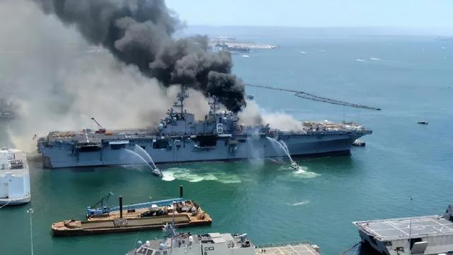 台军导弹自爆后，不到24小时，美国军舰也起火，特朗普发现不对劲