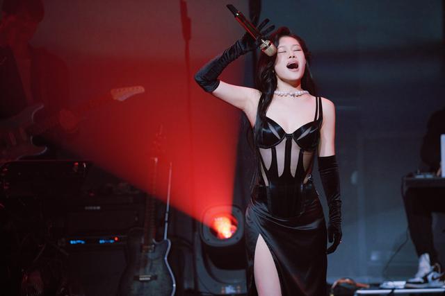 袁娅维真是拼了！穿透视高开叉长裙秀美腿 热情又火辣