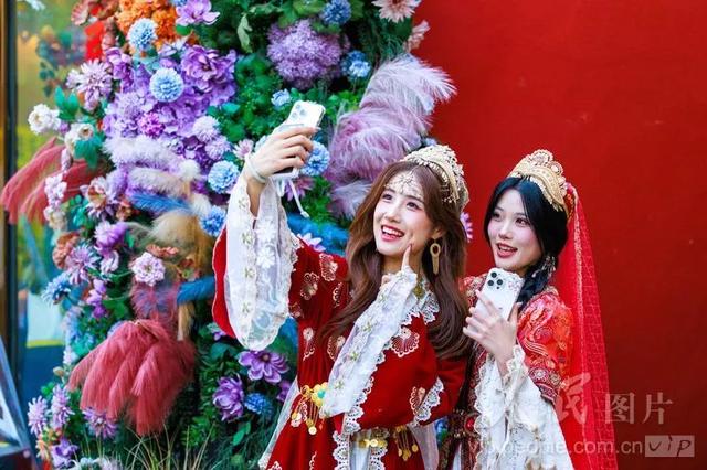 【央媒看天山】新疆乌鲁木齐：畅游大巴扎