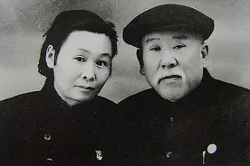 谢觉哉偶遇女战士，两年后结为夫妻，相差29岁，生了七个孩子图片