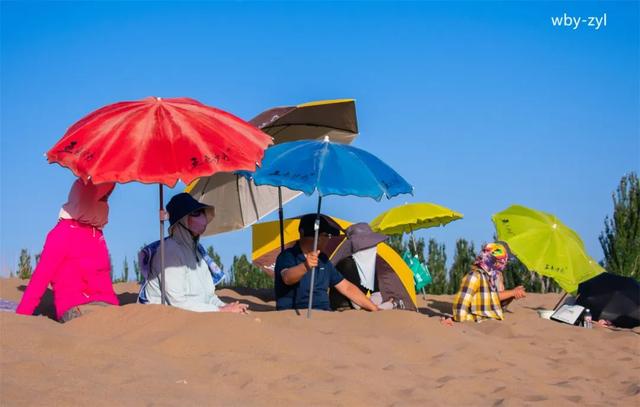 盛夏：敦煌鸣沙山下兴起沙疗热