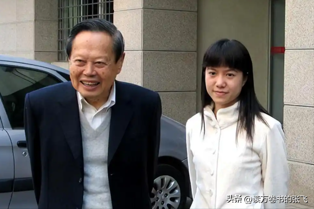 杨振宁走后1个月, 翁帆搬离别墅, 带走34箱东西, 那是她全部的财产