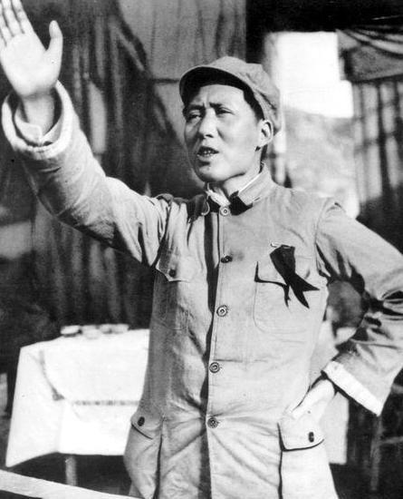 1949年彭德怀大笑走进会场，突然怒吼：把主席身边的“猪头”搬走