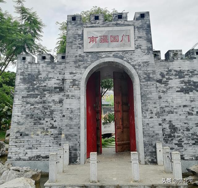 广西崇左市大新县与越南重庆县交界的边境小镇，老地名弄匡圩