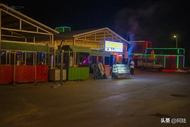 奎屯“不错的营地”太低调,不仅身处公园美景一侧,旁边还有夜场
