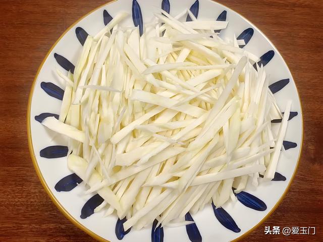 炒茭白，不要直接下锅炒，多加一步，茭白不涩口，鲜嫩好吃特下饭
