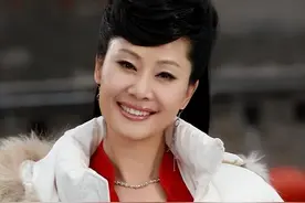 歌手于文华：再婚嫁未婚小伙，23年没有生子，现在的她幸福吗？图片