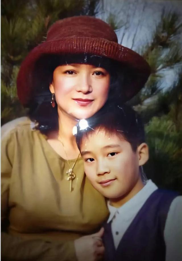 许何弯着腰抱着何晴遗像,背影很难过,许亚军没来给何晴撑伞!