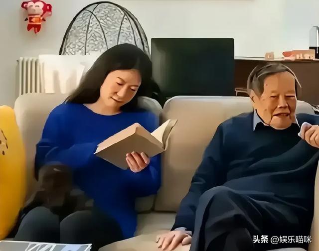 她28岁赌上一切跟了大54岁杨振宁，21年后，这场豪赌结局如何？