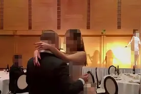 日媒爆料自民党集会现露骨舞蹈秀，政客“嘴对嘴”送小费，日网友愤怒图片