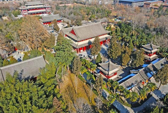 西安:市民游客打卡“草堂烟雾”