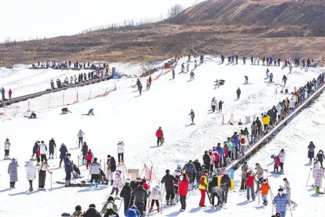 “冷”资源“热”启动 冬游青岛新图景！新雪季来临，藏马山、金山滑雪场等纷纷升级硬件推出优惠活动待客