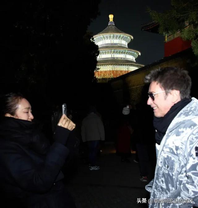 59岁的巩俐和77岁丈夫北京街头游客照，幸福又温馨的样子！ ​​​