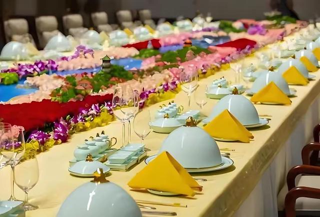 朝鲜国宴上都有啥菜：七彩鳟鱼芥末炖、蟹肉炒松茸，吃完还有好礼
