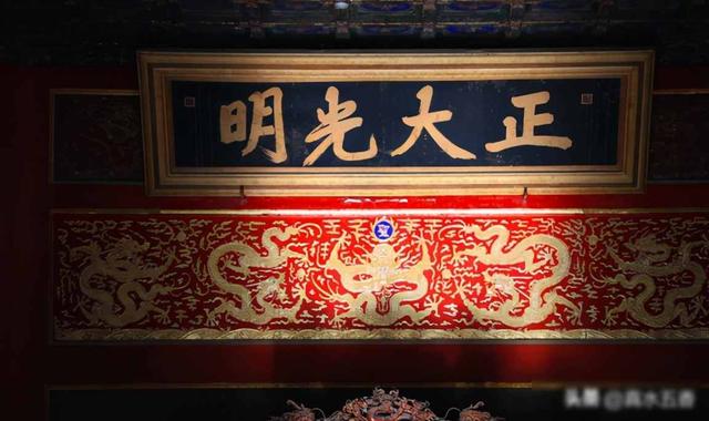 冬至故宫金光重现，游客疯拍匾额，古建暗藏皇权密码