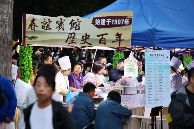 在新民大街，我被360°的快乐和人潮“包围”了！