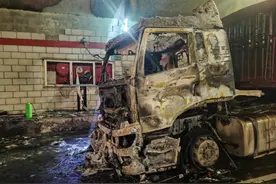 【文明交通】运载煤炭货车隧道内起火， 只因疏忽了一件事！图片