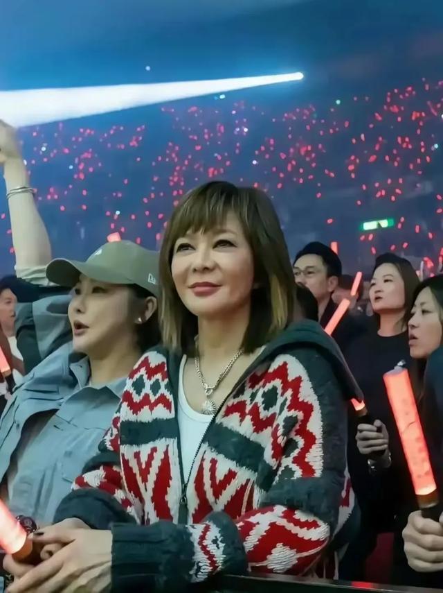 62岁关之琳与小男友甜蜜依偎！无子女活成豪门，香江美人至今惊艳
