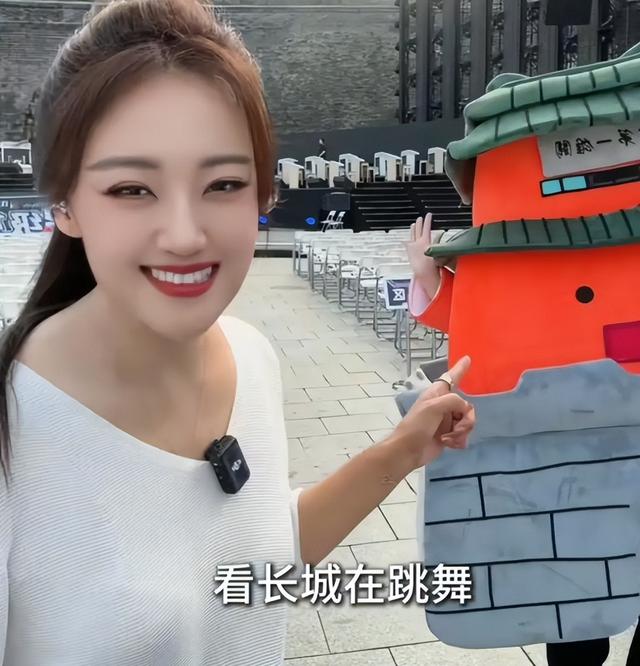 离婚7年，高调参加阅兵礼的王小玮，早已是王小海高攀不起的存在