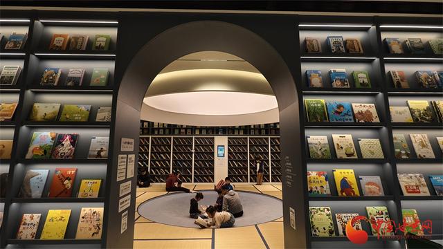 会里会外看进博：上海文化地标编织城市斑斓图景