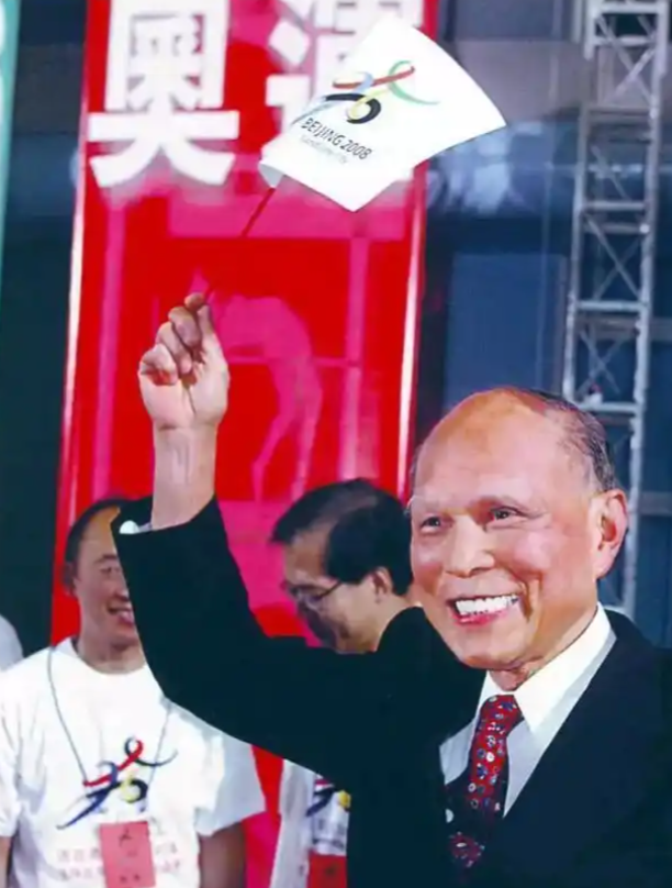 霍启刚没想到！44岁妻子和79岁老爸同时官宣喜讯，为霍家“争光”