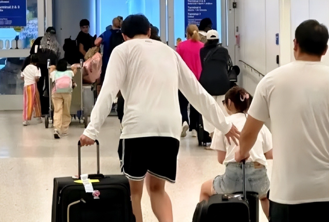 杨瀚森和女友在美国的幸福生活，女友坐行李箱小杨推着走，好浪漫