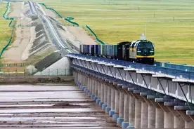 北京有一趟火车直达拉萨，想要坐这趟火车需要提前预定，一票难求图片