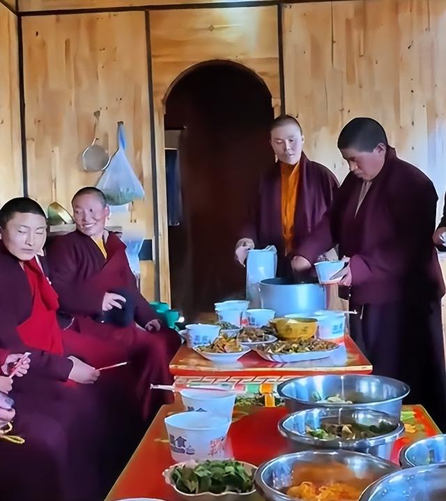 男子西藏遇到尼姑，住在4500米高的地方，吃肉修行，一闭关七八年