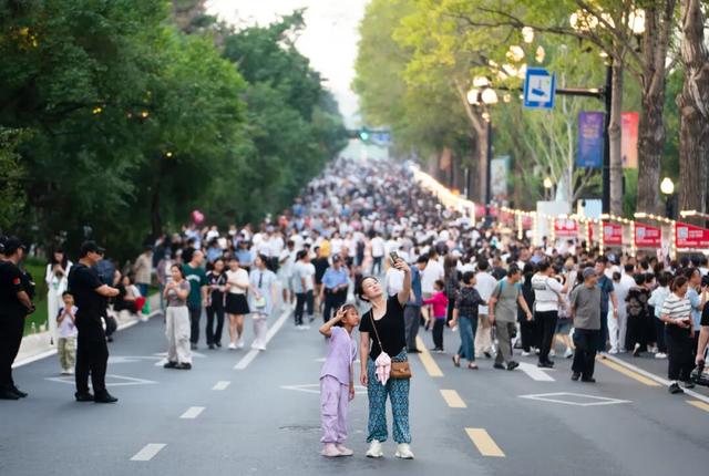 339.6万人点赞“向新”，文化与烟火点亮城市夜晚