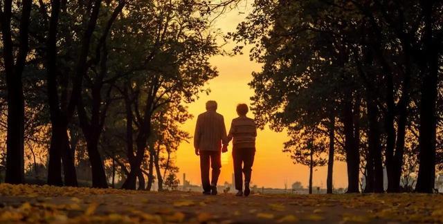 63岁大爷诉苦：搭伙过两个女人后我才明白，女人老了都不“省心	”