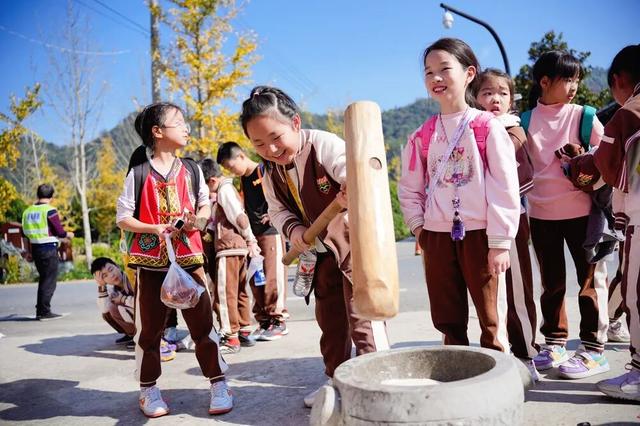 人人人车车车！富阳一地迎来大客流，太赚了！