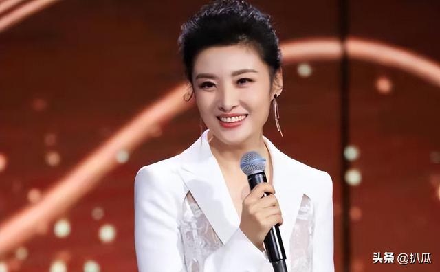 她曾是上海台主持人，如今在仓库打包卖水果，单身带儿子独自生活