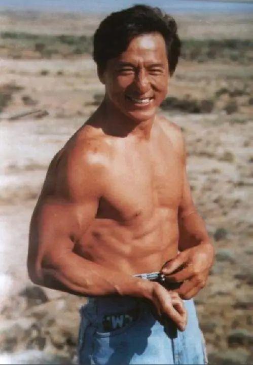 被迫去世？这次，官媒发文曝光成龙的真实现状，韩红的话有人信了