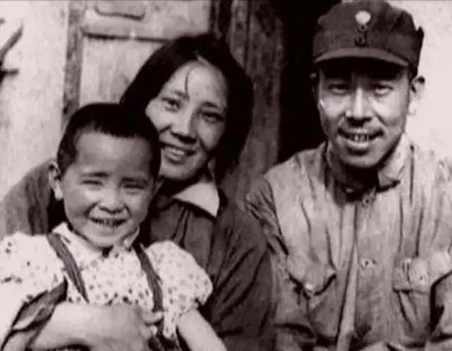 她是八路军战士，也是开国上将之妻，丈夫出事后，她选择划清界限