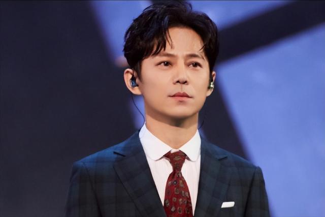 51岁主持人何炅：无妻无女	、与保姆相伴，如今终于与自己和解