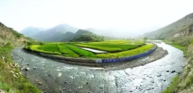 一祠承文脉，满园忆三国。