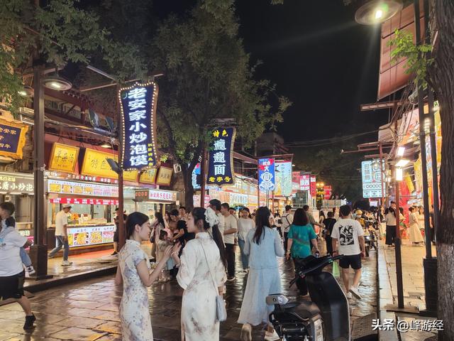 夜逛钟鼓楼，感受十三朝古都的人间烟火，不愧为大唐不夜城