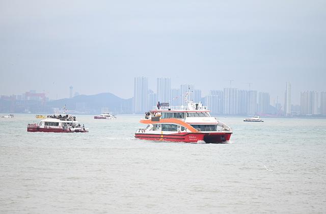 海上赏青岛 国庆假期青岛栈桥一号码头游船游热潮涌动