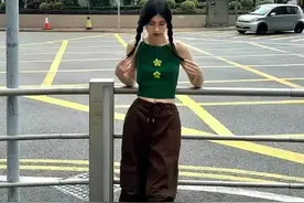 冯小刚养女晒香港街拍照！18岁长相酷似养父，网友：就是亲生的图片