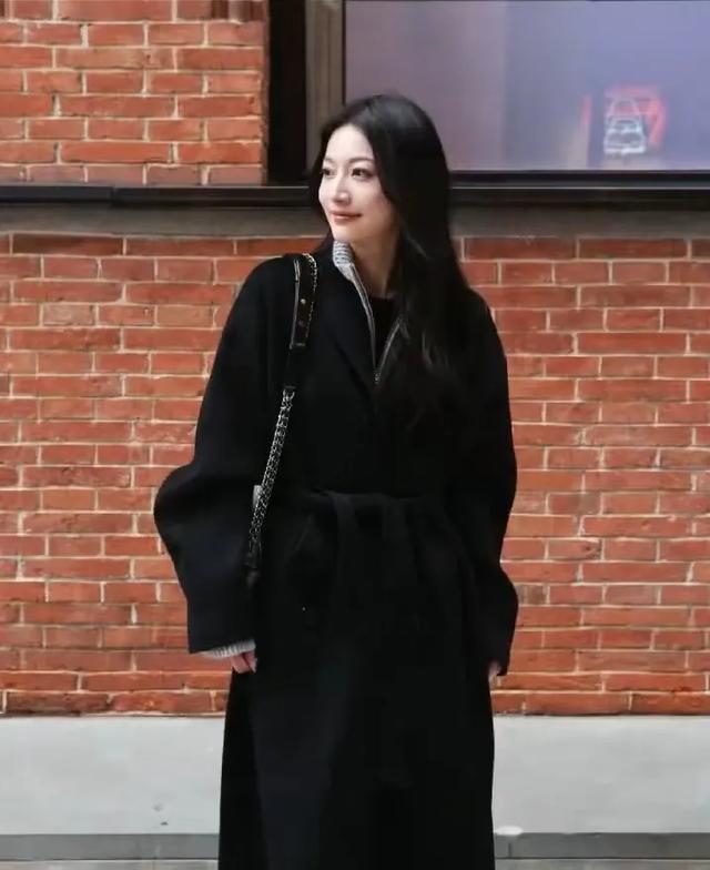 上海校花，172cm身段45kg，美得太犯规，让人移不开眼