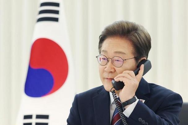 李在明拒绝出席中国阅兵，王毅挂断电话，送了韩国一句话