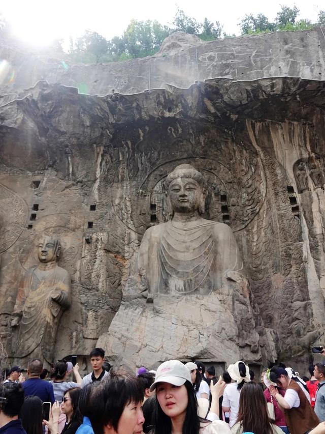 中原印象，挤在汹涌的人群中，遥望百年前的龙门石窟