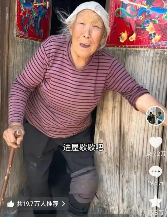 网红李富贵带46位老人去旅行，听戏吃大餐，《人民日报》点赞转发