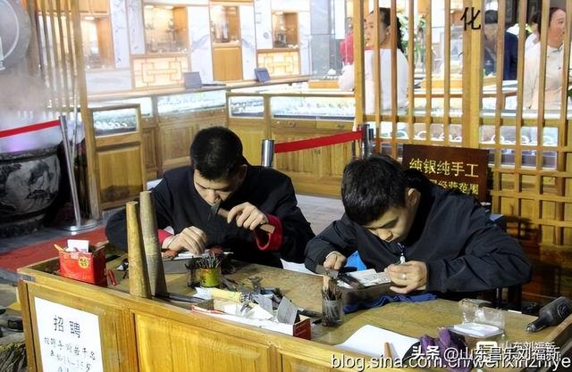 秋雨中的“西安回民街”街市（“陕西之旅”之六）