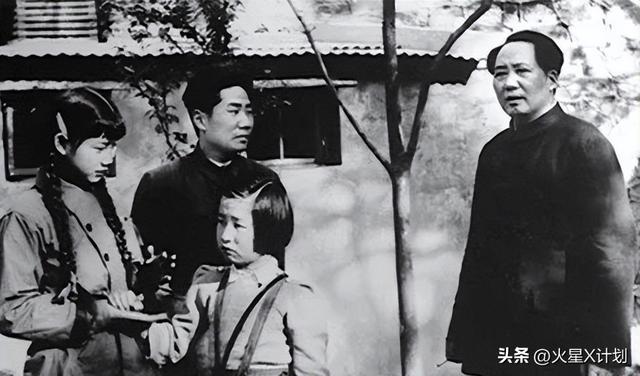 1974年，刘思齐再婚后和丈夫及孩子们的合影，满脸洋溢着幸福