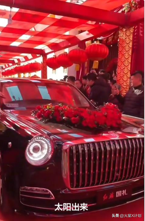 张自轩婚礼现场	，新娘很强势两次拒绝他的亲密动作，岳父实力不菲