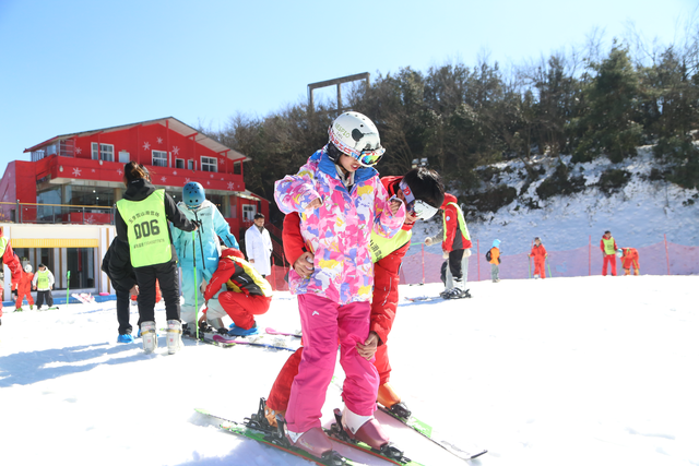 网络达人化身童话NPC，沉浸式打卡玉舍雪山滑雪场