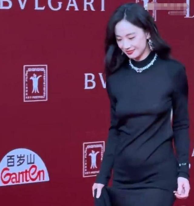32岁李梦真空上阵，几乎透明，这跟不穿有啥区别？网友直呼太辣眼