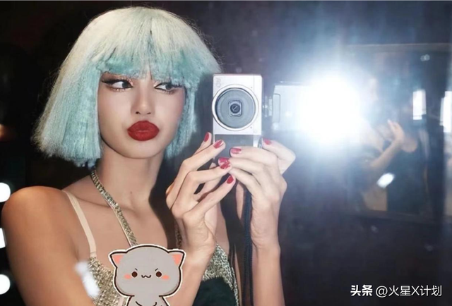 Lisa和继父亲密互动惹争议，二人合影没分寸	，继父手搭女儿屁股上