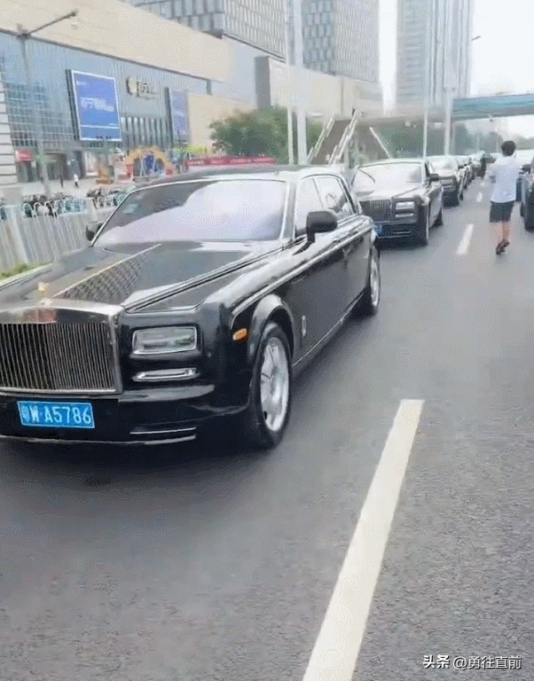 杨少华出殡长子迟迟难下跪,三排劳斯莱斯望不到头,随行的人在笑插图35 杨少华出殡长子迟迟难下跪,三排劳斯莱斯望不到头,随行的人在笑